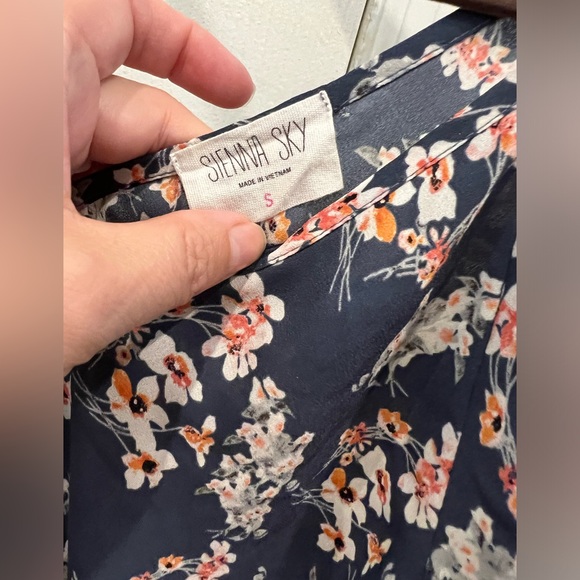 Sienna Sky v-neck blue floral women’s blouse in small - Picture 3 of 3